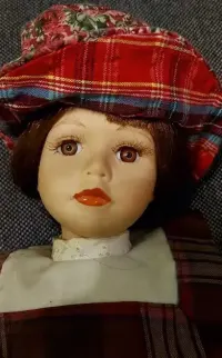 Lalka z kolekcji lalek porcelanowych. — ujęcie 3