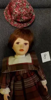Lalka z kolekcji lalek porcelanowych. — ujęcie 4