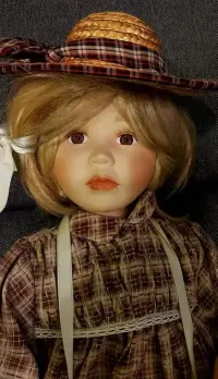 Lalka z porcelany.Kolekcjonersja.Stan bardzo dobry. — ujęcie 2