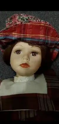 Lalka z porcelany pięknie wykonaną z dbałością o szczegóły. — ujęcie 2