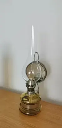 Lampa naftowa PRL - miodowa — ujęcie 2