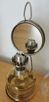 Lampa naftowa PRL - miodowa — ujęcie 3