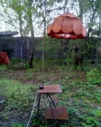 Lampa regulowana ze stolikiem gazetnikiem igielit Gałecki vintage PRL — ujęcie 3