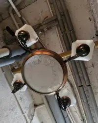 Lampa sufitowa żyrandol prl miedz mosiądz szklane klosze — ujęcie 3