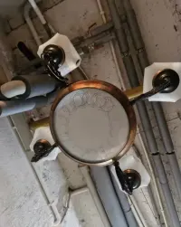 Lampa sufitowa żyrandol prl miedz mosiądz szklane klosze — ujęcie 4