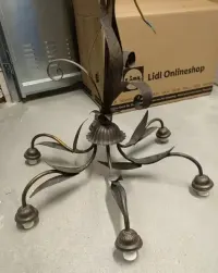 Lampa w stylu retro vintage w kolorze starego złota — ujęcie 2