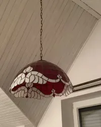 Lampa witrazowa wiszaca — ujęcie 3