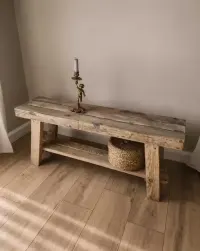 Ławka drewniana rustykalna z półką 100 cm | lite drewno z odzysku — ujęcie 2