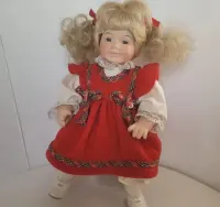 Mała lalka porcelanowa kolekcjonerska na stojaku 28 cm — ujęcie 2