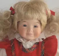 Mała lalka porcelanowa kolekcjonerska na stojaku 28 cm — ujęcie 3