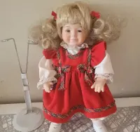 Mała lalka porcelanowa kolekcjonerska na stojaku 28 cm — ujęcie 4