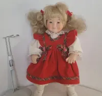 Mała lalka porcelanowa kolekcjonerska na stojaku 28 cm — ujęcie 5