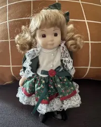Mała lalka porcelanowa lata 90 — ujęcie 3