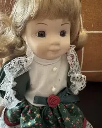 Mała lalka porcelanowa lata 90 — ujęcie 2