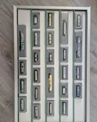 Märklin 81003 – Kompletna kolekcja 24 unikalnych wagonów w gablotce — ujęcie 2