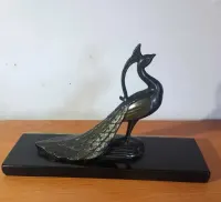 metalowa figura pawia na marmurowo-onyksowej podstawie — ujęcie 2