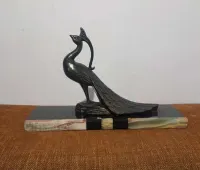 metalowa figura pawia na marmurowo-onyksowej podstawie — ujęcie 3