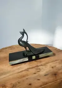 metalowa figura pawia na marmurowo-onyksowej podstawie — ujęcie 4