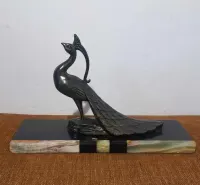 metalowa figura pawia na marmurowo-onyksowej podstawie — ujęcie 5
