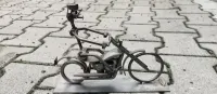Metalowa figurka motocyklisty — ujęcie 2