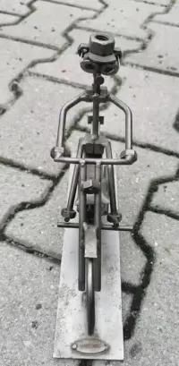 Metalowa figurka motocyklisty — ujęcie 3