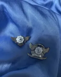 Metalowe przypinki motocyklowe jubileuszowe Woodstock Boanerges 2010 i 2012 — ujęcie 3