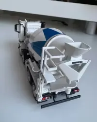 Model 1:50 Mercedes-Benz Arocs 3243 betoniarka, stan kolekcjonerski — ujęcie 4