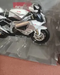 Model motocykla Aprilia RSV 1000R serii Welly .Skala 1:10.Cena 50zł. — ujęcie 2