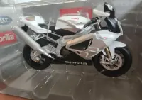 Model motocykla Aprilia RSV 1000R serii Welly .Skala 1:10.Cena 50zł. — ujęcie 3