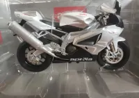 Model motocykla Aprilia RSV 1000R serii Welly .Skala 1:10.Cena 50zł. — ujęcie 4