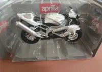 Model motocykla Aprilia RSV 1000R serii Welly .Skala 1:10.Cena 50zł. — ujęcie 5