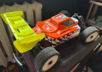 Model xray  xb8e ’23 podwozie — ujęcie 2