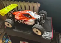 Model xray  xb8e ’23 podwozie — ujęcie 3