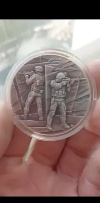 Moneta Jednostki Wojskowej GROM nowa, w etiu. — ujęcie 2