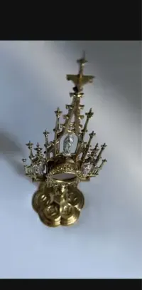 Monstrancja relikwiarz gotyk zabytek antyk mosiądz — ujęcie 2