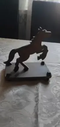 Mosiężna figurka konia — ujęcie 4