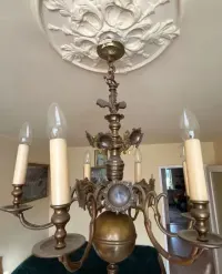 Mosiężna lampa sufitowa — ujęcie 4