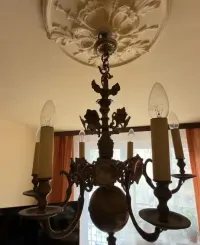 Mosiężna lampa sufitowa — ujęcie 3