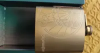 NOWA kolekcjonerska  piersiówka Jagermeister z pudełkiem na prezent. — ujęcie 3