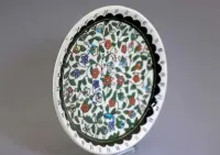 Orientalny talerz ceramiczny na ścianę ozdobny z ręcznie malowany — ujęcie 2