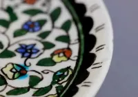 Orientalny talerz ceramiczny na ścianę ozdobny z ręcznie malowany — ujęcie 3