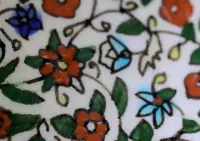 Orientalny talerz ceramiczny na ścianę ozdobny z ręcznie malowany — ujęcie 4
