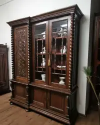 Orzechowa biblioteka witryna  antyk 913/2026 — ujęcie 4