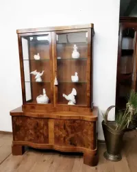 Orzechowa serwantka  witryna art deco 828/2025 — ujęcie 2