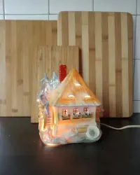 Ozdobna lampka, porcelanowy domek — ujęcie 2