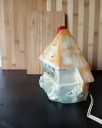 Ozdobna lampka, porcelanowy domek — ujęcie 4