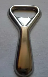 Pamiątki PRL - metalowy otwieracz do butelek - (8 cm) — ujęcie 5