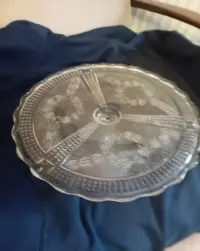 Patera na nodze PRL | Szkło prasowane | Talerz na ciasto | Vintage — ujęcie 3