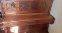 pianino z okresu międzywojennego — ujęcie 2