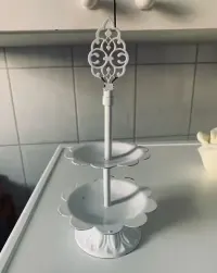 Piękna stara patera metalowa stojak ozdoba do renowacji — ujęcie 2